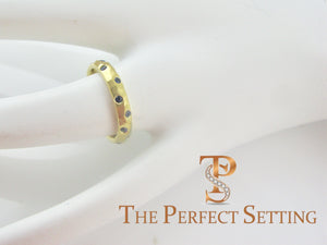18K yellow gold sapphire hammered ring Hand