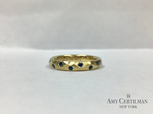 18K gold hammered ring with sapphires