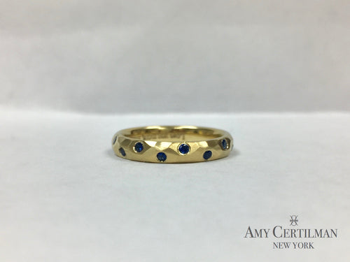 18K gold hammered ring with sapphires