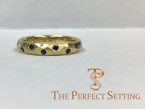 18K yellow gold sapphire hammered ring