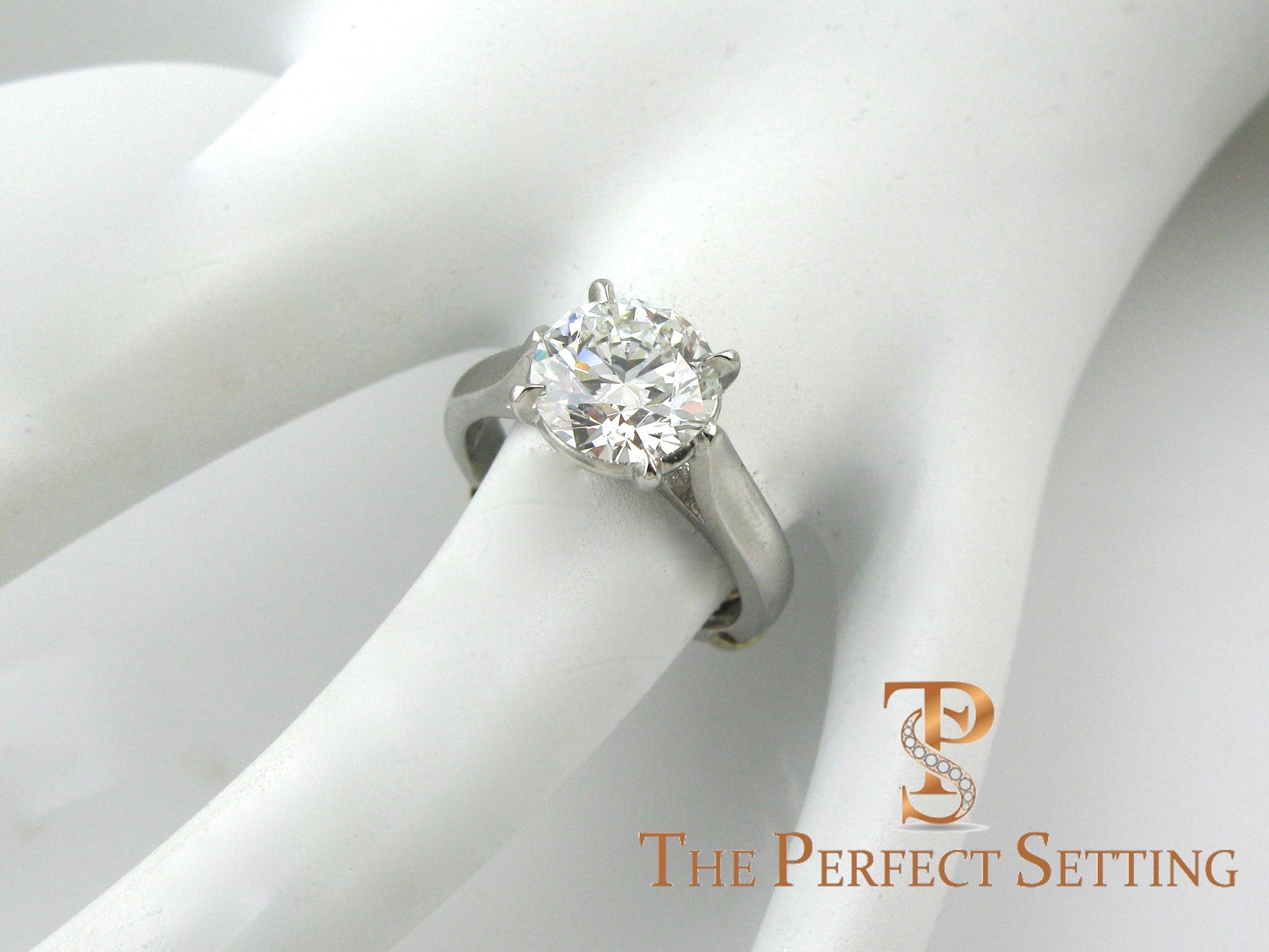 Platinum setting for outlet round diamond