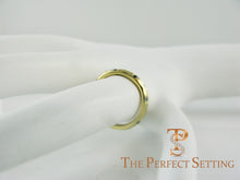 Load image into Gallery viewer, gold sapphire hammered ring band