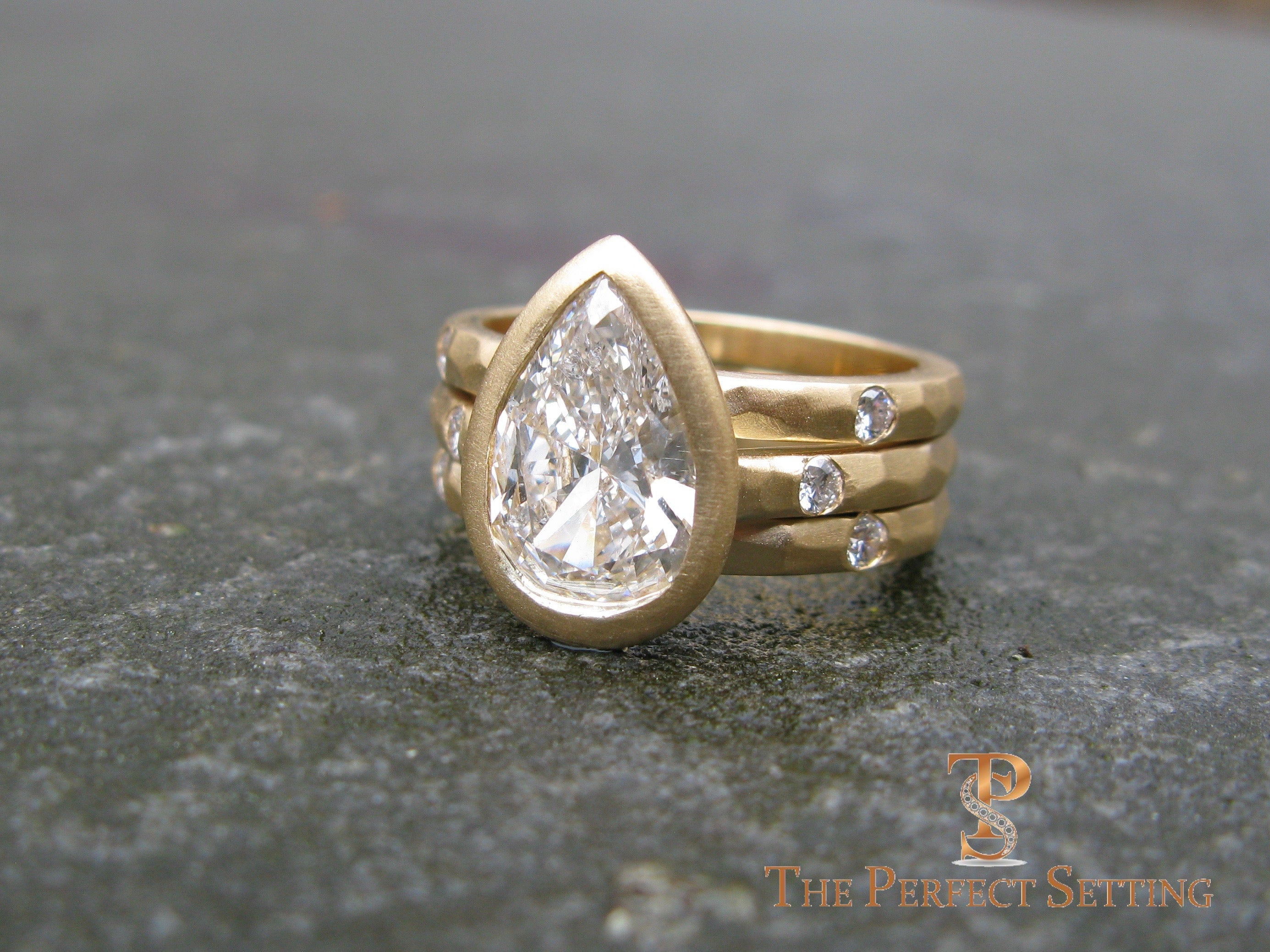 アクセサリー UPALA pear shape sideway bezel ring K18 Pear Diamond Bezel Set Signature Ring 18K Yellow Gold | The