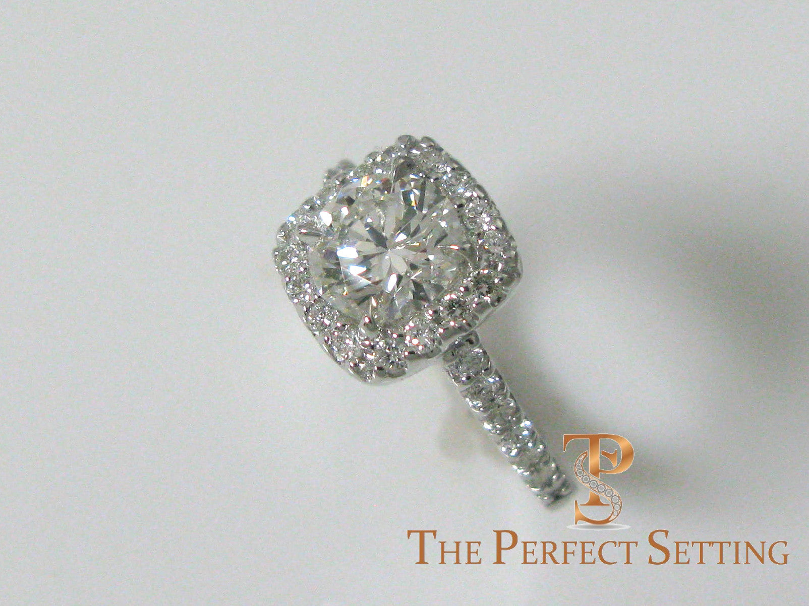 Round diamond cushion halo setting hotsell