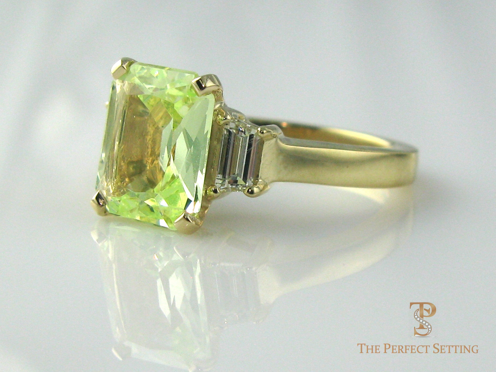 Peridot and Diamond Cocktail Ring Yellow gold