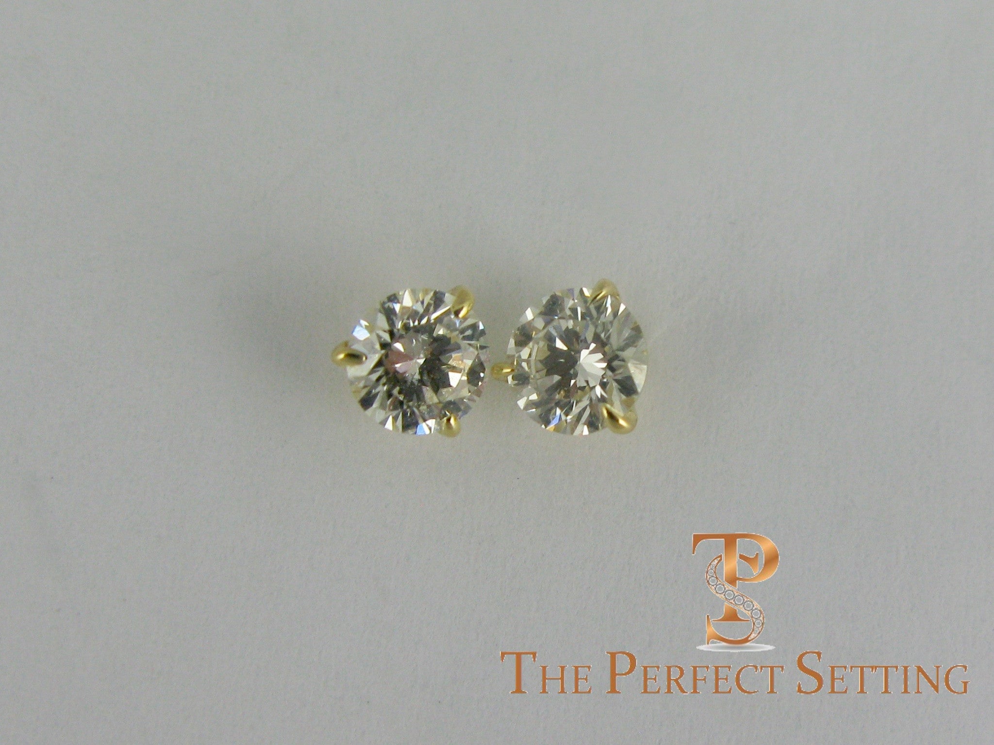 diamond stud la pousette back martini yellow gold. 