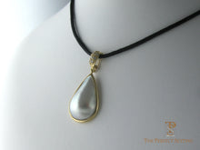 Load image into Gallery viewer, Mabe Pearl Pendant on Leather cord
